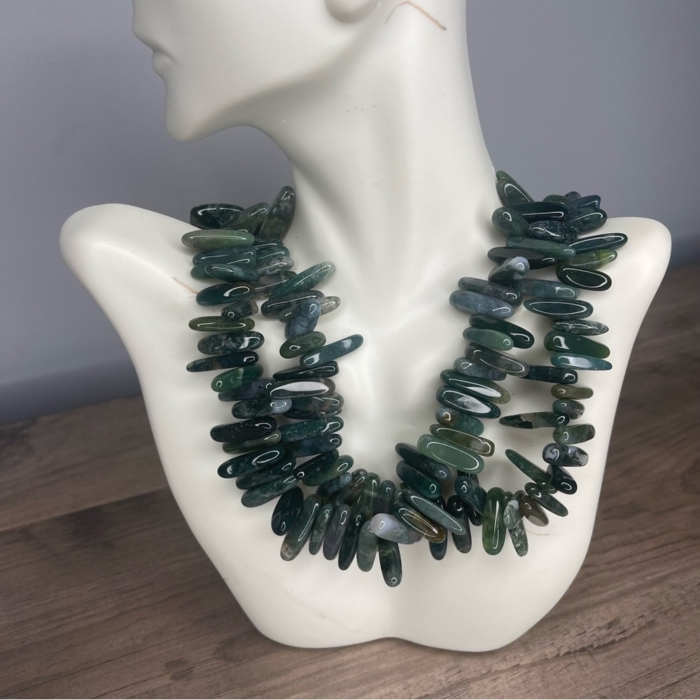 Moss‎ green polished stone necklace